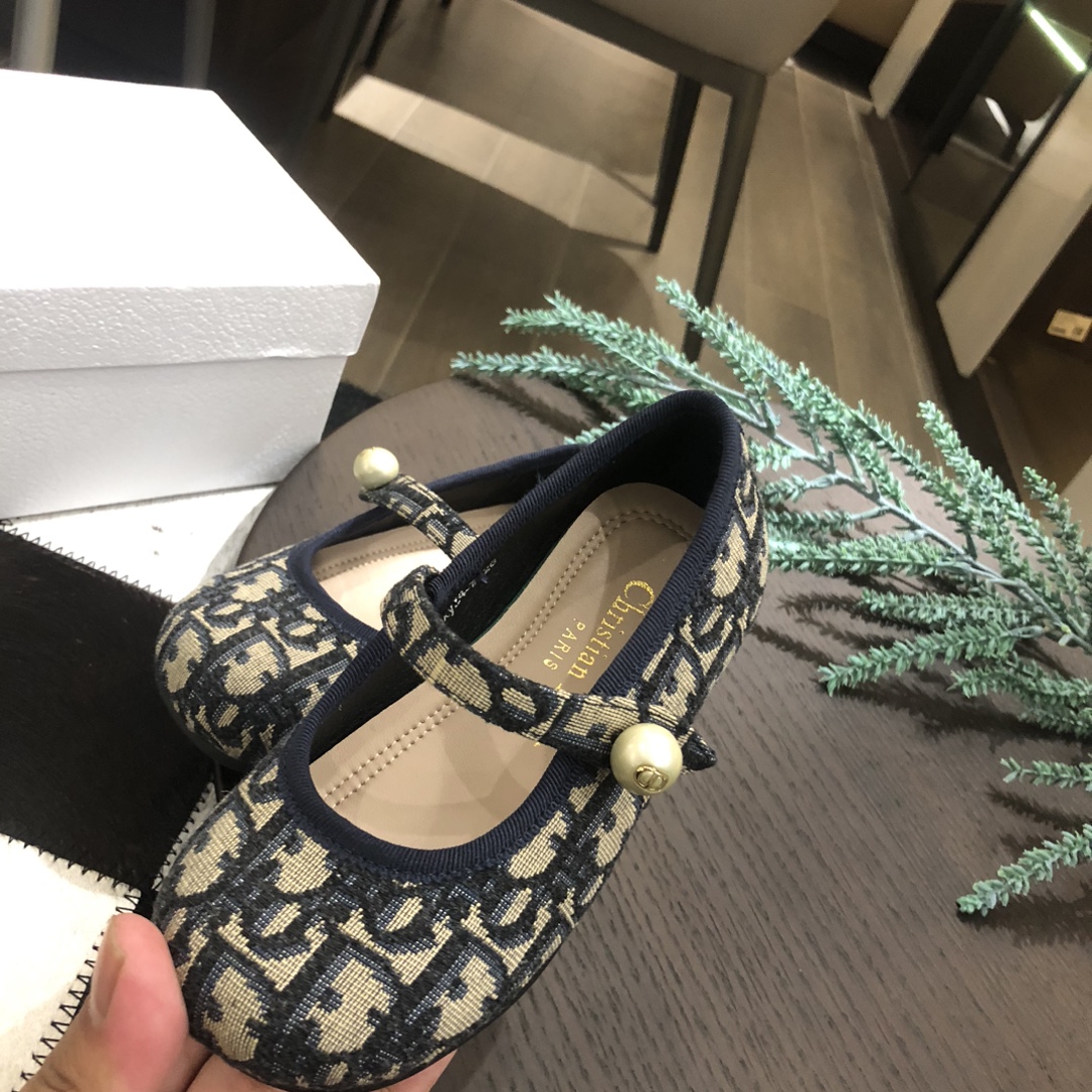 Children's shoes child